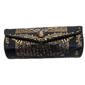 Custodia per rossetto vintage in pelle italiana con specchio e chiusura a scatto, nera con incisione decorativa in oro