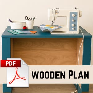 Può includere: Un tavolo da cucito turchese con una macchina da cucire bianca, una trapunta parzialmente cucita e vari accessori per cucire. Il tavolo ha un interno in legno e il testo "WOODEN PLAN" è visualizzato in basso.