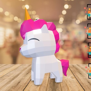 Könnte beinhalten: Eine weiße, geometrische Einhornfigur mit rosa Mähne und Schweif sowie einem gelben Horn. Das Einhorn steht auf einer Holzoberfläche. Das Bild enthält auch PDF-, SVG-, PDO- und DXF-Dateisymbole.