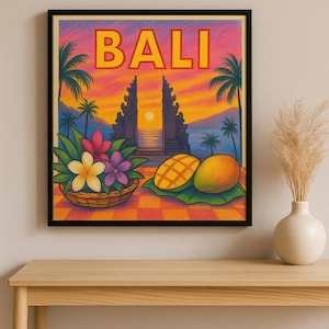 Könnte beinhalten: Gerahmter Kunstdruck mit dem Wort "BALI" in Gelb. Das Kunstwerk zeigt einen Sonnenuntergang mit Palmen, einem Tempeltor und tropischen Früchten. Ein Korb mit Blumen und zwei Mangos befinden sich im Vordergrund.