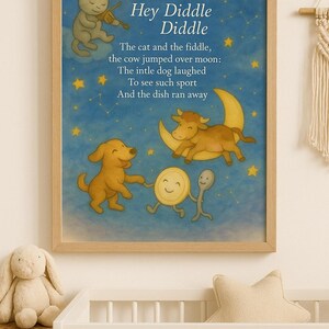 Könnte beinhalten: Gerahmter Kunstdruck mit dem Kinderreim "Hey Diddle Diddle". Die Illustration zeigt eine Katze mit Geige, eine Kuh, die über den Mond springt, einen Hund, einen Teller und einen Löffel. Der Hintergrund ist ein blauer Himmel mit Sternen.