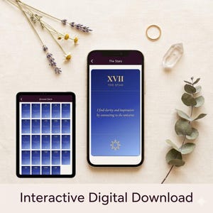 Puede incluir: Una lectura digital de cartas del tarot que se muestra en una tableta y un teléfono inteligente. El teléfono inteligente muestra la carta "La Estrella" con texto. La tableta muestra una pantalla de exploración de la baraja. También hay flores secas, un anillo dorado y un cristal.