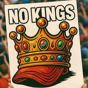 以下が含まれることがあります： 「NO KINGS」の文字が白の太字で書かれた看板。その下に、赤、オレンジ、緑、青の宝石で飾られた金の王冠が描かれており、赤い帽子の上に置かれています。