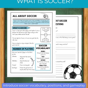 K&ouml;nnte beinhalten: Ein Lehrplakat mit dem Titel "Was ist Fu&szlig;ball?" auf einer Tafel. Es erkl&auml;rt Fu&szlig;ballvokabular, Positionen und Spielabl&auml;ufe. Das Plakat enth&auml;lt Diagramme und Definitionen. Der Rahmen ist aus Holz.