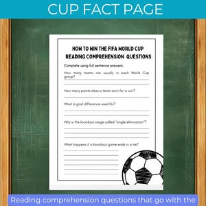K&ouml;nnte beinhalten: Eine Faktenseite mit dem Titel "How to Win the World Cup" mit Leseverst&auml;ndnisfragen zur FIFA Fussball-Weltmeisterschaft. Die Seite enth&auml;lt Fragen zu Teamzahlen, Punkten, Tordifferenz und der K.-o.-Runde, mit einer Fussballgrafik.