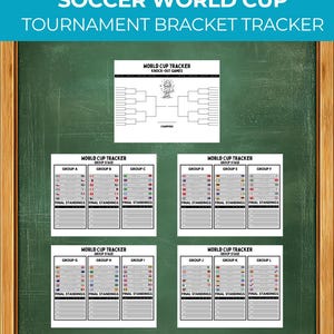 K&ouml;nnte beinhalten: Eine gr&uuml;ne Tafel mit Holzrahmen zeigt einen Fu&szlig;ball-Turnier-Bracket-Tracker. Das obere Banner lautet "SOCCER WORLD CUP TOURNAMENT BRACKET TRACKER". Darunter befinden sich Tabellen f&uuml;r Gruppenphasen und K.-o.-Spiele mit Platz f&uuml;r Endergebnisse.