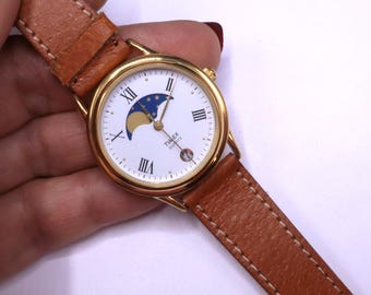 Vintage gold tone leather Timex Moon Phase unisex quartz watch 31mm gold tone case