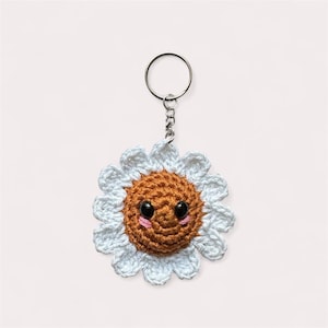 Crochet Daisy Keychain: Kawaii Flower Keyring with Blush