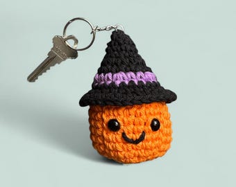 Llavero de calabaza de crochet con sombrero de bruja: dije para bolso de Halloween hecho a mano