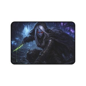 Może przedstawiać: Rustykalny drewniany znak z napisem "Welcome to our home" w stylu ręcznym. Znak ma postarzaną powierzchnię i prosty, zachęcający design, idealny na ganek lub do wejścia.