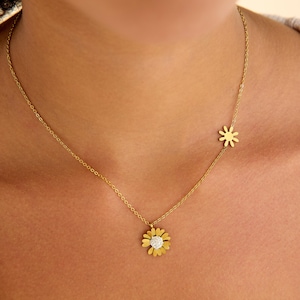 Gold Double Daisy Pendant Necklace: Dainty Floral Jewelry