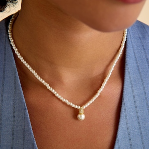 Delicado collar con colgante de perla dorada: elegante gargantilla nupcial