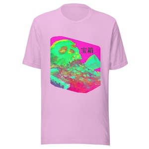 Puede incluir: Camiseta rosa claro con un diseño gráfico verde neón y rosa de una calavera y los caracteres japoneses para "cofre del tesoro". El diseño está dentro de un hexágono rosa.
