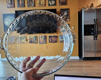 Pyrex glass pie plate 9.5 inches in diameter