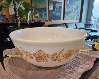Pyrex Mixing Bowl large 2.5 Qt White with gold flowers