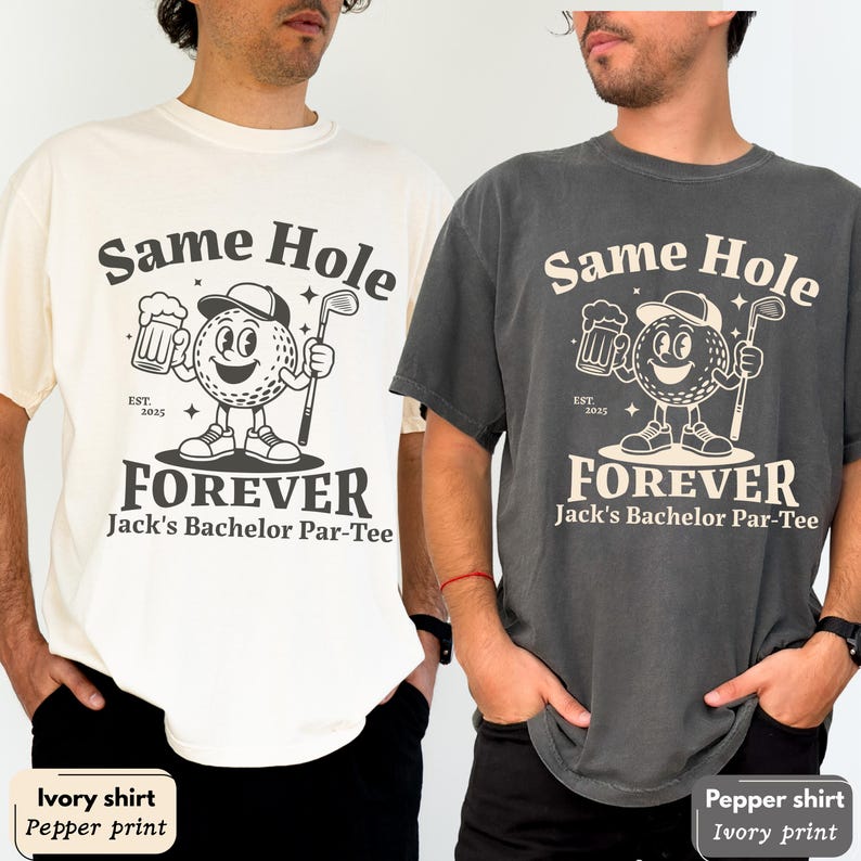 Puede incluir: Dos camisetas, una marfil y otra pimienta, cada una con un gr&aacute;fico. El gr&aacute;fico presenta un personaje de pelota de golf sosteniendo una cerveza y un palo de golf, con el texto "Same Hole Forever" y "Jack's Bachelor Par-Tee".