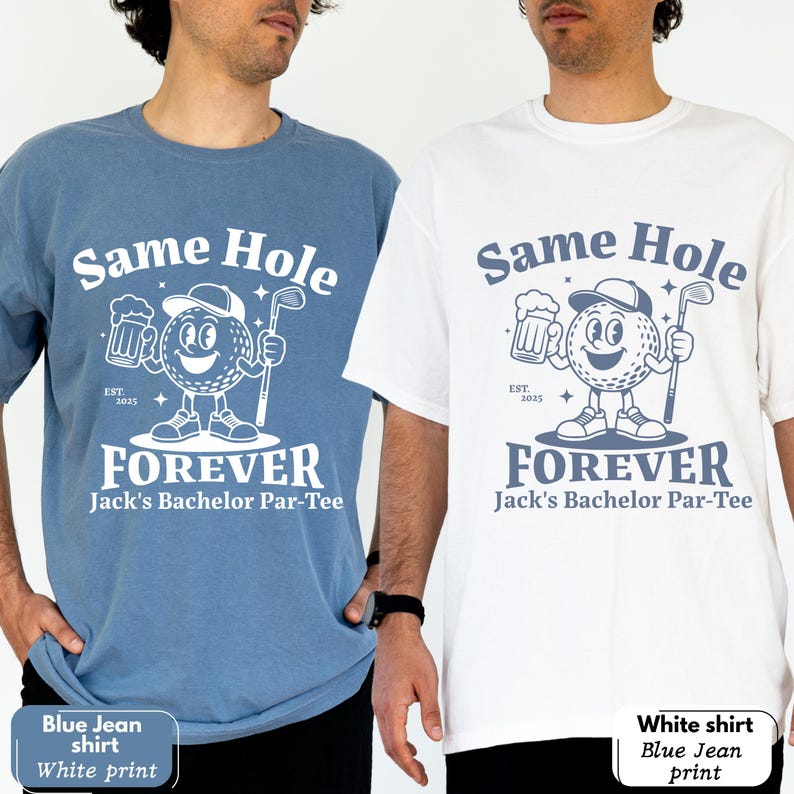 Puede incluir: Dos camisetas, una azul y otra blanca, con un dise&ntilde;o tem&aacute;tico de golf. El dise&ntilde;o incluye el texto "Same Hole Forever" con un personaje de bola de golf de dibujos animados sosteniendo una cerveza y un palo de golf. Tambi&eacute;n se incluye el texto "Jack's Bachelor Par-Tee".