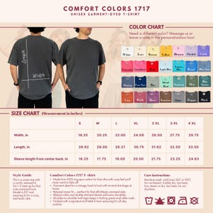 Puede incluir: Una camiseta unisex Comfort Colors 1717 te&ntilde;ida en prenda de color gris carb&oacute;n. La imagen muestra la parte delantera y trasera de la camiseta, junto con una carta de colores y una tabla de tallas. La tabla de tallas est&aacute; en pulgadas, con medidas en cm.