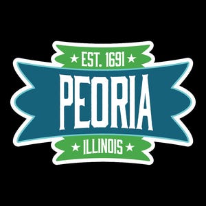 Op de afbeelding: Een sticker met een tealkleurige banner met de tekst "PEORIA" in het wit, met "EST. 1691" en "ILLINOIS" erboven en eronder in het groen. Het ontwerp heeft een witte rand en steraccenten, tegen een zwarte achtergrond.