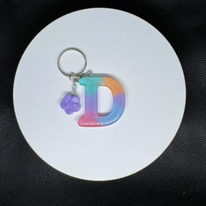 Llaveros personalizados de resina pastel con iniciales: dijes de letras hechos a mano con adorables miniaccesorios