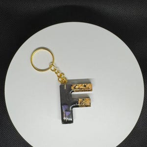 Chaveiros de letras de resina personalizados – Feitos à mão com flores reais e folha de ouro – Chaveiro de epóxi personalizado para presente