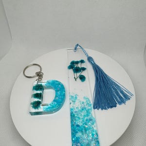 Conjunto de chaveiros com letras brilhantes e marcador de página em resina epóxi feita à mão com letras brilhantes e borla vermelha, perfeito para porta-chaves ou bolsa de chaves