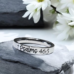 Anillo con versículo bíblico, cruz, fe y esperanza, Salmo 46:5, anillo delgado apilable, anillo inspirador, minimalista, grabado, cristiano
