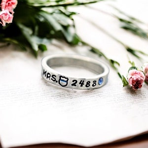 Polizei Frau Abzeichen Ring, personalisierte Abzeichen Nummer, Polizei Abzeichen Ring, Stapelring, Offizier, dünne blaue Linie, dünn, Geschenk, zurück das Blau