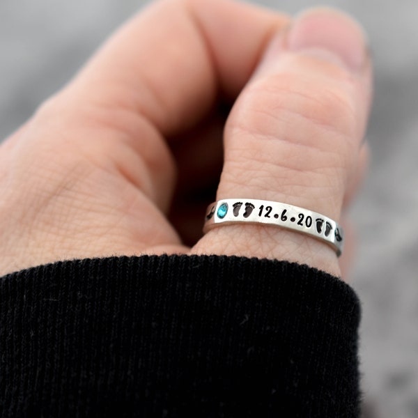 Personalisierte Gedenkring, Zwillinge, Name Datum Ring, Baby Füße, Engel Flügel, geflügelter Name, Stapelring, Fehlgeburt Schmuck, Säugling Verlust