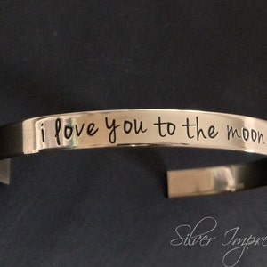 Manguito personalizado - Te amo a la luna y la espalda - Pulsera de la madre - pulsera del manguito NuGold - joyería con sello de mano