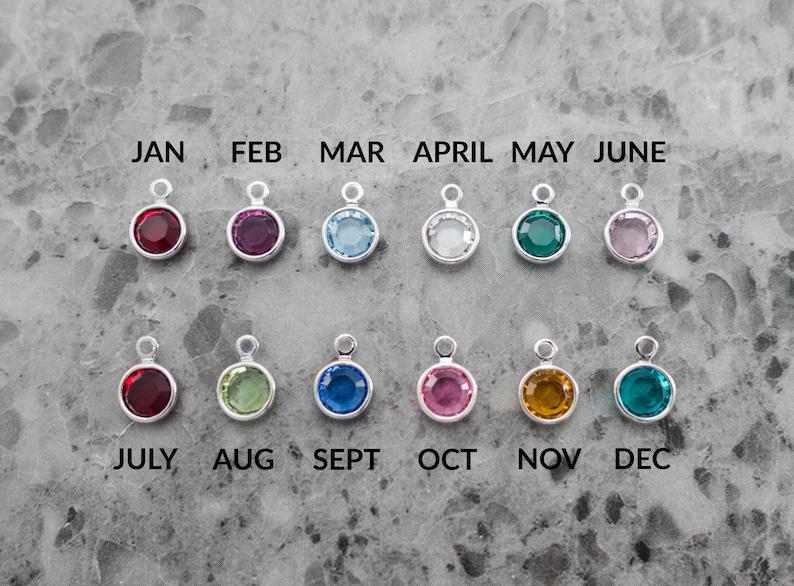 Puede incluir: Doce abalorios plateados con cristales de colores que representan los meses del a&ntilde;o. Enero es rojo, febrero es morado, marzo es azul claro, abril es transparente, mayo es verde, junio es rosa, julio es rojo, agosto es verde, septiembre es azul, octubre es rosa, noviembre es naranja y diciembre es verde azulado.