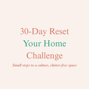 Puede incluir: Un diseño gráfico con el texto "30-Day Reset Your Home Challenge" en rosa coral y verde turquesa. El texto "Small steps to a calmer, clutter-free space" está en rosa coral, en una fuente más pequeña. El texto "JOLIELUXELIFE" está en verde turquesa en la parte inferior de la imagen.