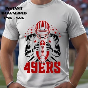Peut inclure: T-shirt blanc avec un graphisme rouge et noir d'un joueur de football américain tenant un ballon. Le motif comprend un casque, des étoiles et le texte "49ERS" en lettres rouges. Les mots "INSTANT DOWNLOAD PNG . SVG" sont imprimés en haut.