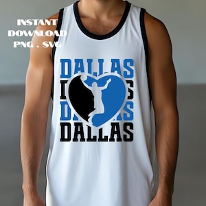 Può includere: Canotta da basket bianca con dettagli neri e blu. La parte anteriore presenta la scritta "DALLAS" in blu e nero, con una grafica a forma di cuore di un giocatore di basket. Il testo "INSTANT DOWNLOAD PNG . SVG" si trova in alto a sinistra.