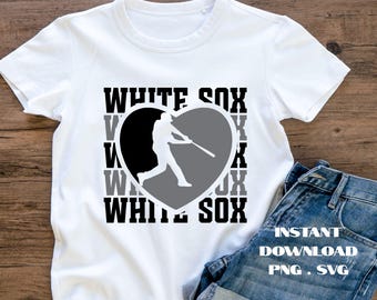 Op de afbeelding: Wit T-shirt met een hartvormige afbeelding met een honkbalspeler silhouet en de tekst "WHITE SOX" in zwart en grijs. Het shirt wordt getoond met een blauwe spijkerbroek. De afbeelding bevat ook de tekst "INSTANT DOWNLOAD PNG . SVG".