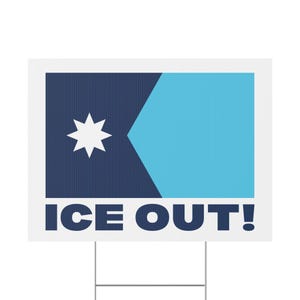 Könnte beinhalten: Ein weißes Gartenschild mit einem geometrischen Design in Marineblau und Hellblau und den Worten "ICE OUT!" in Marineblau. Das Schild ist mit einem Metallpfahl versehen.