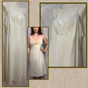 Könnte beinhalten: Elfenbeinfarbenes Unterkleid mit zarten Spitzendetails am Oberteil. Das Kleid hat dünne Spaghettiträger und einen fließenden, leichten Stoff. Das Vintage-Design bietet einen klassischen und eleganten Look.