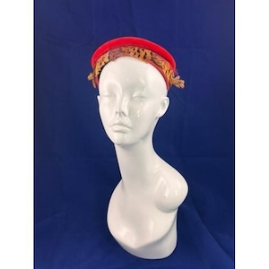 Tocado de cóctel vintage de fieltro de lana con plumas y sombrero rojo de los años 50.
