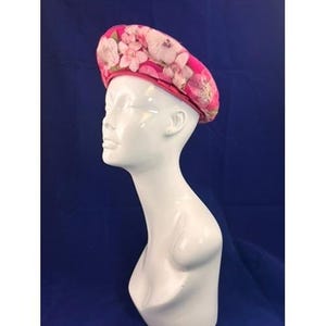Sombrero tipo pastillero floral vintage de los años 60, rosa, estilo mod de Alfreda New York.