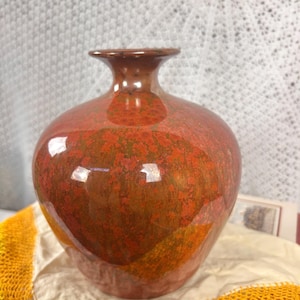 Vintage tiefrote Tropfglasur-Vase - Abgerundete Form mit ausgestelltem Hals, gesprenkeltes Oxidmuster, 1980er Jahre Keramikakzent