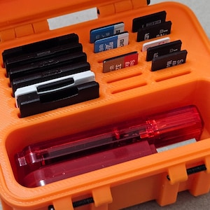 Boîte de rangement pour carte SD robuste et pratique qui ferme à clé ! Peut contenir 6 cartes SD, 12 cartes micro SD et 3 clés USB.