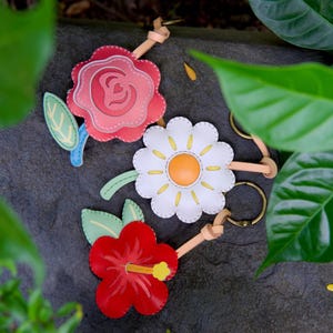Flower Leather Bag Charm , Rose Leather Keychain, Daisy Handmade Keychain,  Hibiscus Purse Accessory, Gift For Floral Lover Him Her