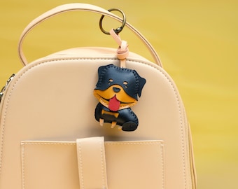 Llavero artesanal de piel con forma de perro Rottweiler – Adorable llavero de cachorro, regalo para amantes de los perros, accesorio para bolso con forma de animal, llavero conmemorativo de mascota