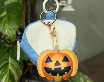 Bolso de cuero con dije de calabaza, dije de calabaza para Halloween, accesorio de bolso espeluznante y adorable, accesorio para bolso de mano otoñal, regalo para niños y ella.