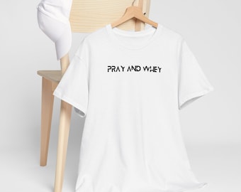 Camiseta com estampa da estátua FOCUS | Camiseta com texto "Pray and Wiley"