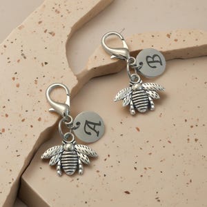 Bee gepersonaliseerde initiaal sleutelhanger, aangepaste naam bij sleutelhanger, gepersonaliseerde initiaal sleutelhanger, tashanger, auto-accessoires, kerstcadeaus