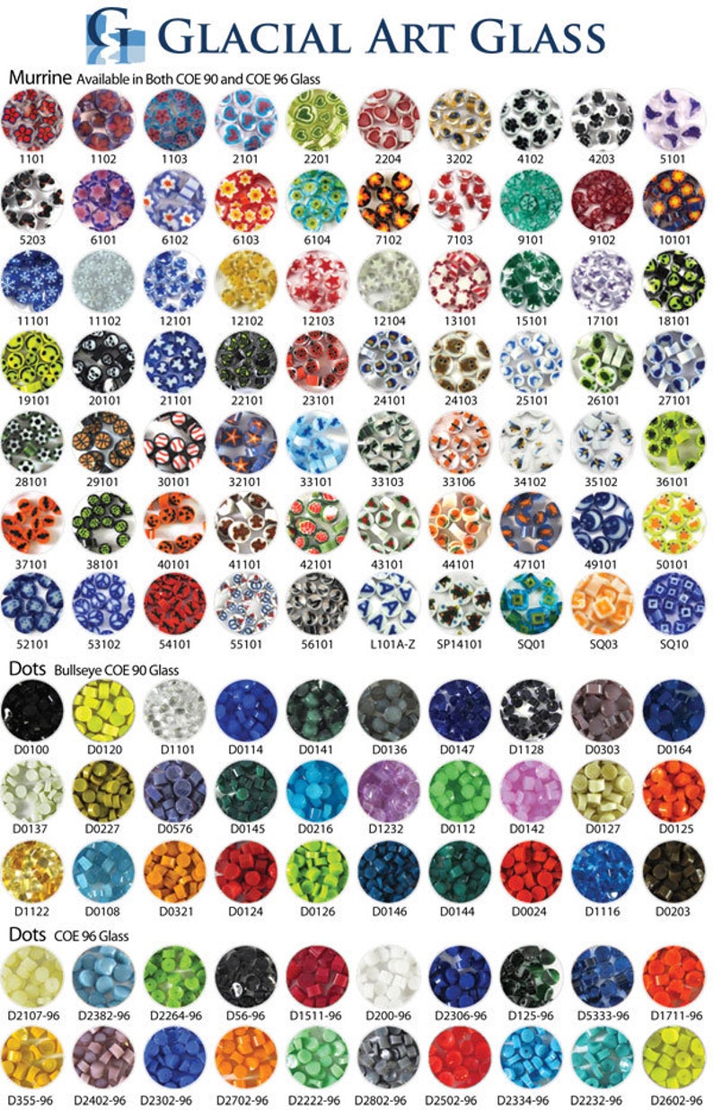 Puede incluir: Un cat&aacute;logo de murrine y puntos de vidrio coloridos, disponibles en vidrio COE 90 y COE 96. La imagen muestra varios dise&ntilde;os, incluyendo patrones florales, geom&eacute;tricos y abstractos, cada uno con un c&oacute;digo &uacute;nico de identificaci&oacute;n. Las piezas de vidrio son redondas y de varios colores.