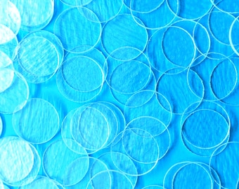Puede incluir: Imagen abstracta con numerosas formas circulares translúcidas superpuestas sobre un fondo azul vibrante. Los círculos varían en tamaño y transparencia, creando un efecto de capas. La composición general es un diseño artístico moderno.