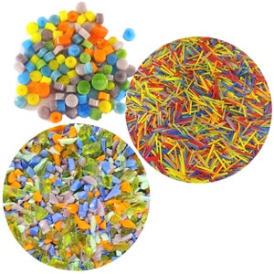 Könnte beinhalten: Drei kreisförmige Anordnungen farbiger Glasstücke. Oben links befinden sich kleine, abgerundete Formen in Orange, Gelb, Grün und Blau. Oben rechts sind dünne, gerade Stücke in verschiedenen Farben zu sehen. Unten links sind unregelmäßig geformte Gläser in Grün-, Orange- und Lilatönen.