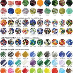 Puede incluir: Muestras de productos de Glacial Art Glass, incluyendo Zanfirico Cane, surtidos Murrine, surtidos Dots y muestras de Stringer. La imagen muestra varias cuentas y varillas de vidrio de colores, con una gama de colores y patrones. El texto "Find Many More of All These Online!" tambi&eacute;n es visible.